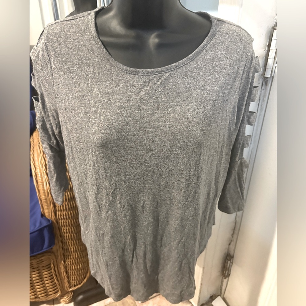 Gray quarter sleeve shirt